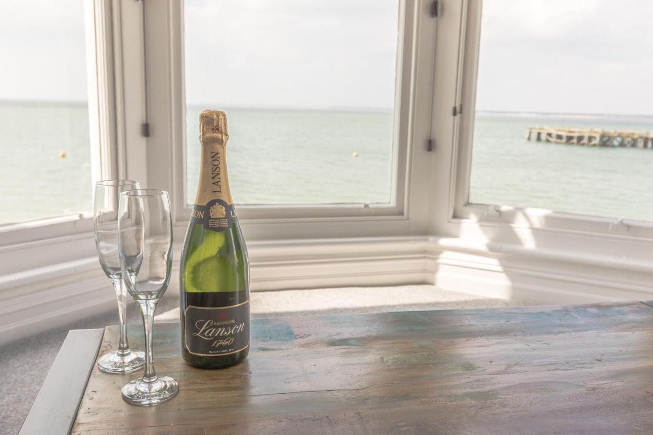 Pier View Apartment Totland Buitenkant foto